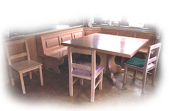 Eckbank mit Tisch und Stühlen
